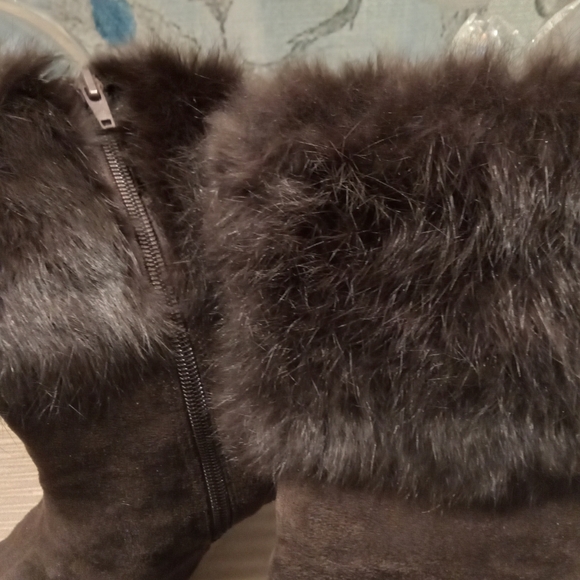 Sz 10 Pre-owned dark brown faux suede ankle booties. - Picture 3 of 5